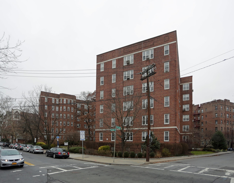 The Wellington in Bronxville, NY - Foto de edificio