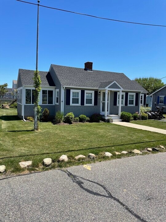 15 Saginaw Ave in Marshfield, MA - Building Photo