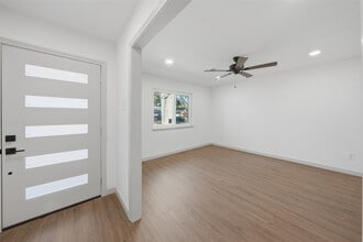 5002 Cedar Creek Dr in Dickinson, TX - Building Photo - Building Photo