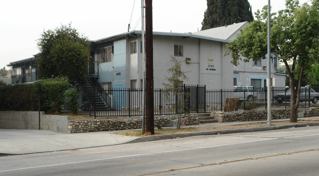 1099 Raymond Ave in Pasadena, CA - Building Photo - Building Photo