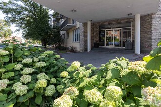 Benny Crescent Apartments in Montréal, QC - Building Photo - Building Photo