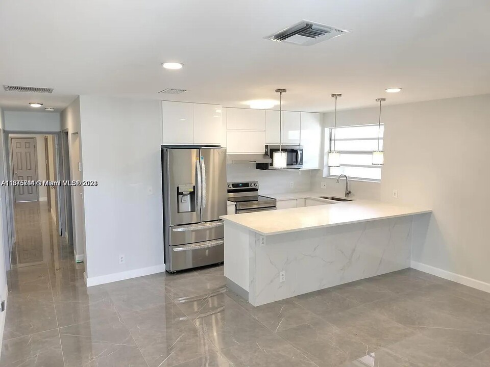 724 NE 3rd St-Unit -1 in Hallandale Beach, FL - Building Photo