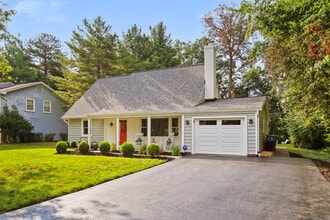 13007 Melville Ln in Fairfax, VA - Foto de edificio - Building Photo