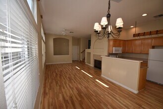 11904 Cypress Canyon Rd in San Diego, CA - Foto de edificio - Building Photo
