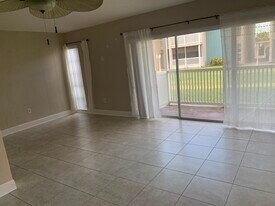 250 N Banana River Dr, Unit B-3 in Merritt Island, FL - Building Photo