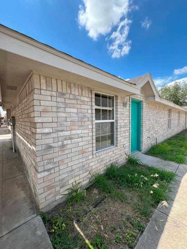 2220 W Candlelight Ln in Edinburg, TX - Building Photo - Building Photo