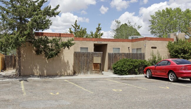 7505 Pennsylvania Lane NE in Albuquerque, NM - Building Photo - Building Photo