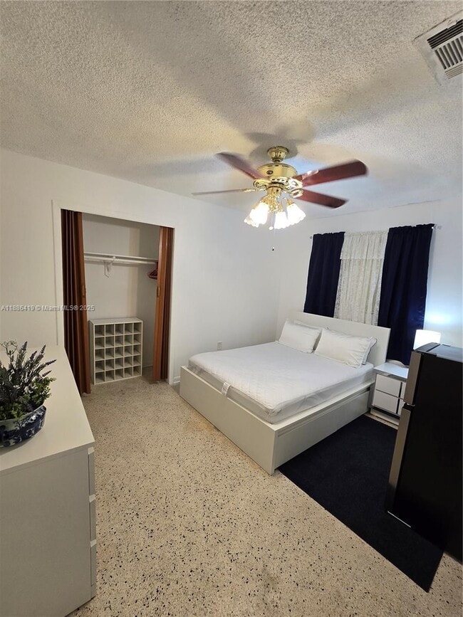 472 E 15th St in Hialeah, FL - Building Photo - Building Photo