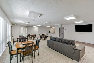 Clayton Gardens in Concord, CA - Foto de edificio - Building Photo