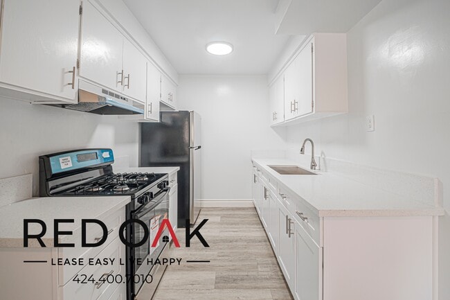 2050 Rodney Dr in Los Angeles, CA - Building Photo - Building Photo