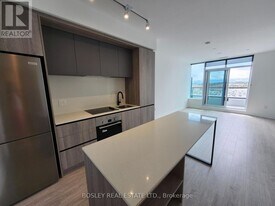 2495 Eglinton Ave W in Mississauga, ON - Building Photo