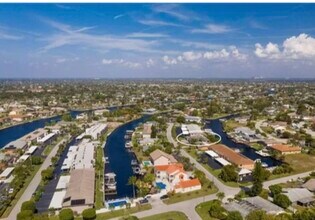 4529 SE 6th Pl, Unit South in Cape Coral, FL - Foto de edificio - Building Photo