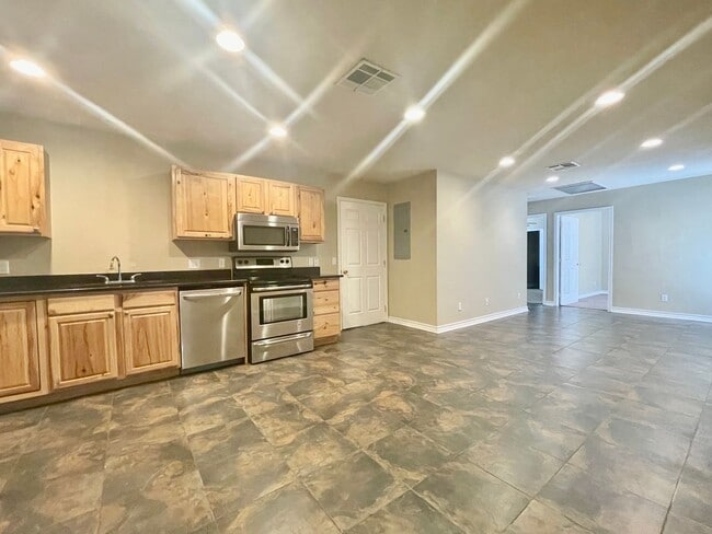 property at 525 W Hutchison St