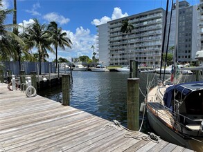 2475 NW 16th St Rd in Miami, FL - Foto de edificio - Building Photo