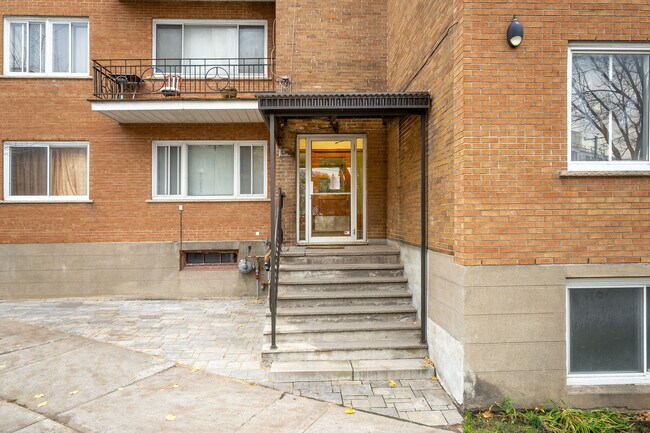 5770 De La Côte-Saint-Luc Ch in Montréal, QC - Building Photo - Building Photo