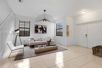 9955 NW 10 Terrace in Miami, FL - Foto de edificio - Building Photo