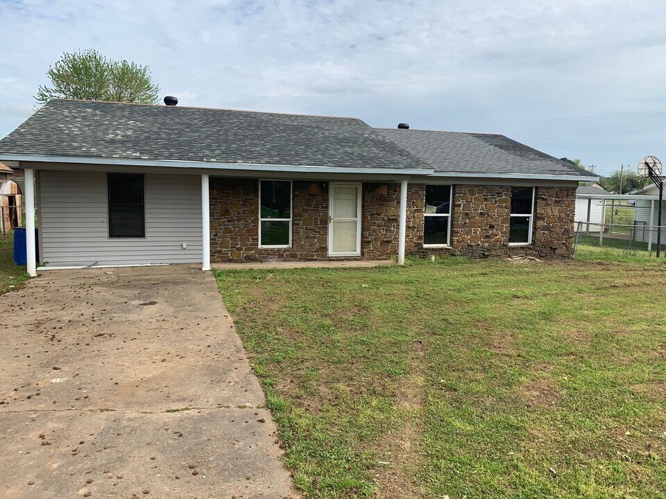 8 N 35th St in Van Buren, AR - Building Photo