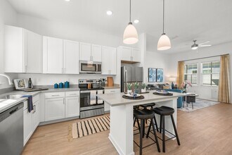The Tides at Waterside in Sarasota, FL - Foto de edificio - Building Photo