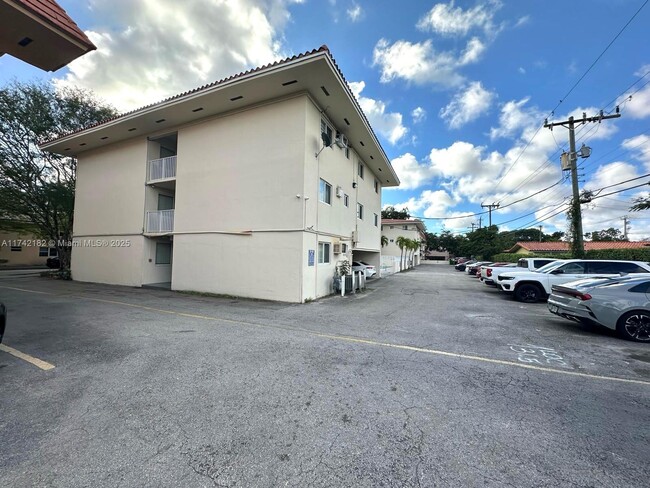 1014 Salzedo St in Coral Gables, FL - Building Photo - Building Photo