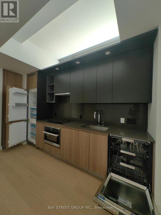 81-281 Wellesley St E in Toronto, ON - Building Photo