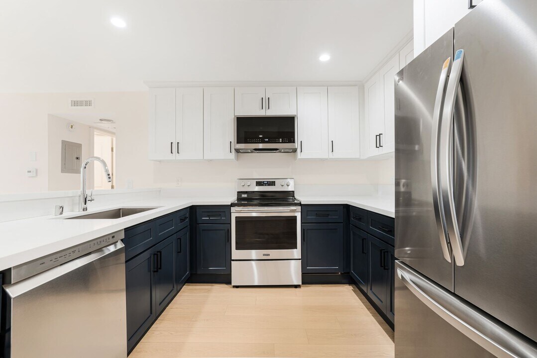 bag373 in Los Angeles, CA - Building Photo