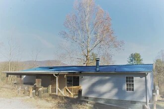 911 Back Valley Rd in Oliver Springs, TN - Building Photo - Building Photo
