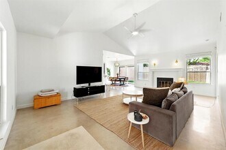 5807 Convict Hill Rd in Austin, TX - Building Photo - Building Photo