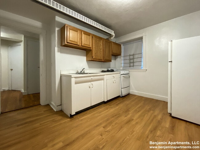 1589 Beacon St, Unit B in Brookline, MA - Foto de edificio - Building Photo