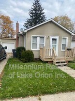 46 W Strathmore Ave in Pontiac, MI - Building Photo