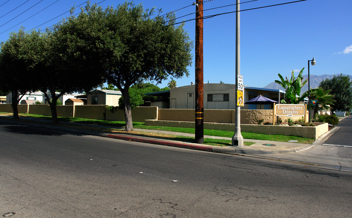 2139 E 4th St in Ontario, CA - Foto de edificio