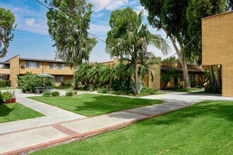 La Puente Garden in La Puente, CA - Foto de edificio - Building Photo