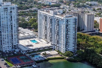 2780 NE 183rd St in Aventura, FL - Building Photo - Building Photo