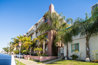 The Courtyard Villas in Los Angeles, CA - Building Photo - Building Photo