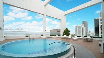 500 Brickell Ave, Unit 2707 in Miami, FL - Building Photo - Building Photo