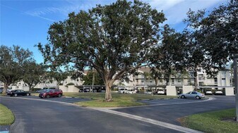8735 Olde Hickory Ave, Unit 8306 in Sarasota, FL - Building Photo