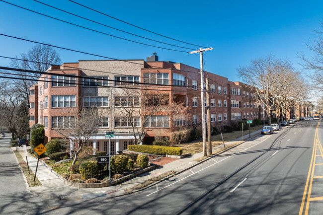 180 S Middle Neck Rd in Great Neck, NY - Building Photo - Building Photo