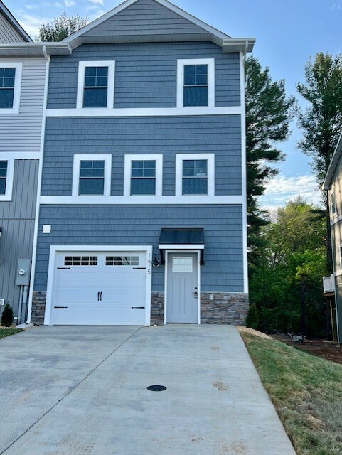 1615 Palomino Trl in Harrisonburg, VA - Building Photo
