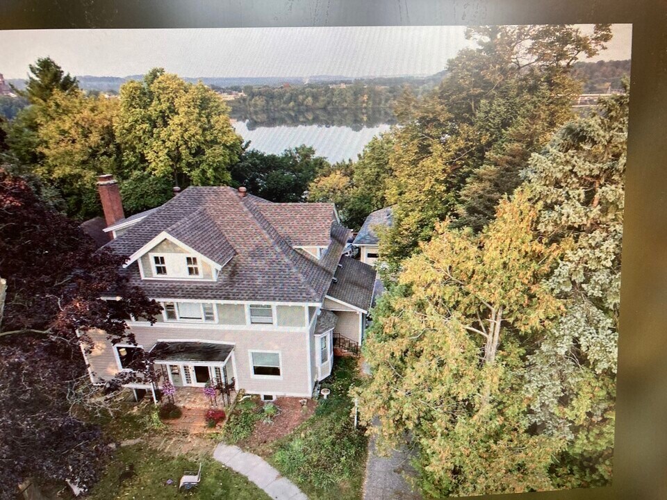 323 Park Cir in Menomonie, WI - Building Photo