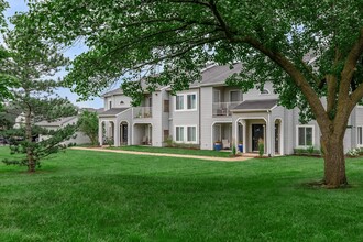 Oaks at Hampton Apartments in Rochester Hills, MI - Foto de edificio - Building Photo