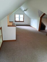 37 Varden St, Unit Up in Rochester, NY - Foto de edificio - Building Photo