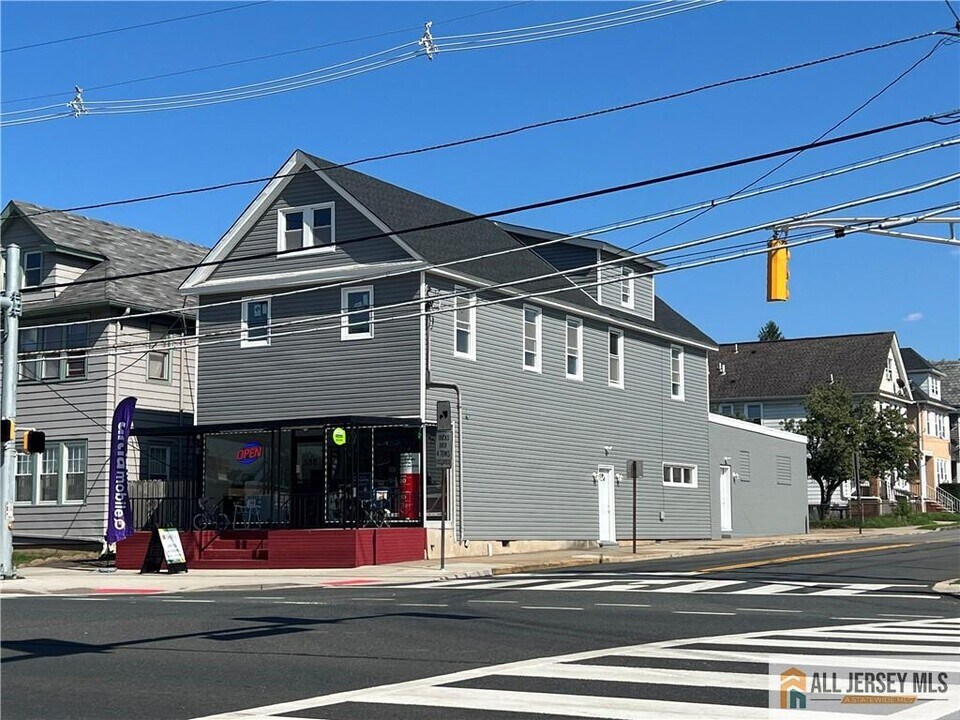 588 Livingston Ave in North Brunswick, NJ - Foto de edificio