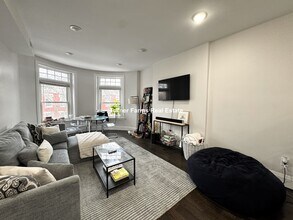 7 Strathmore Rd, Unit 3 in Brookline, MA - Building Photo - Building Photo