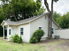 811 N Carroll Blvd in Denton, TX - Building Photo - Building Photo