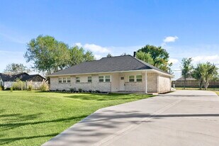 6116 Dee Rd in Pearland, TX - Building Photo