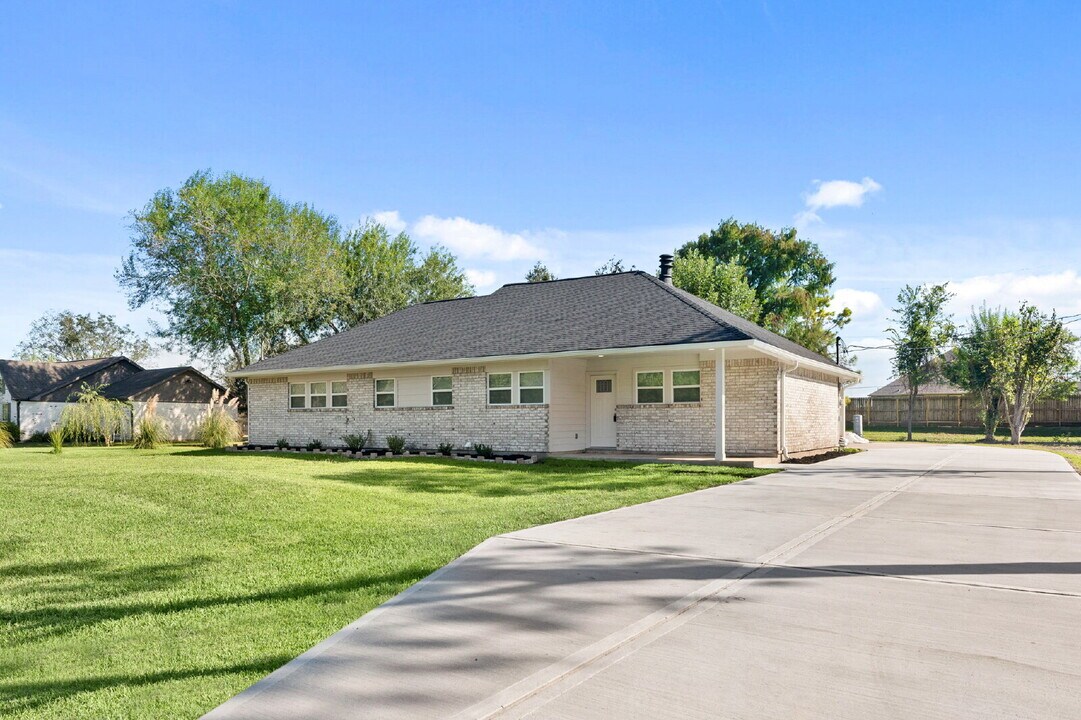 6116 Dee Rd in Pearland, TX - Building Photo