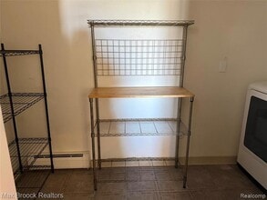 1673 Cass Lake Rd in Keego Harbor, MI - Building Photo - Building Photo