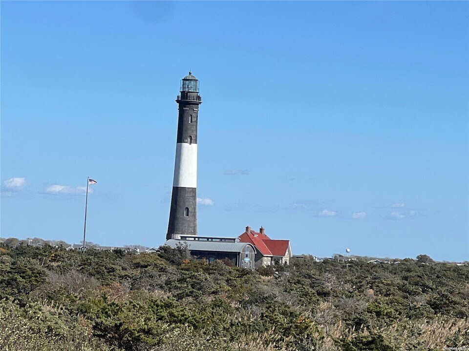 38 W Lighthouse Walk in Bay Shore, NY - Foto de edificio