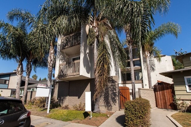 4775 E Pacific Coast Hwy in Long Beach, CA - Foto de edificio - Building Photo