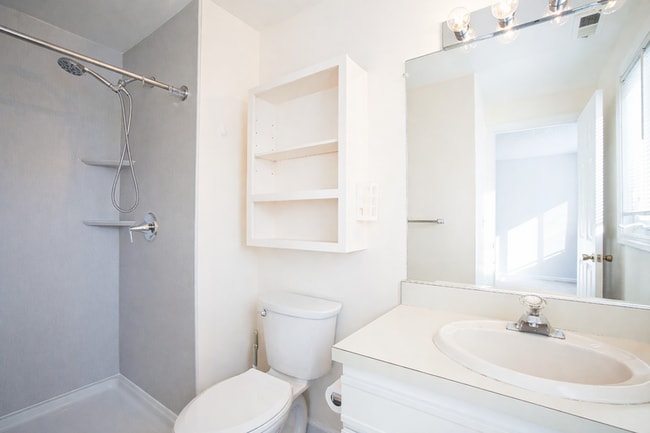 10 Oak Ridge Dr in Windsor Locks, CT - Building Photo - Building Photo