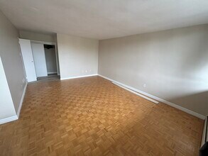 1061 Queen's Blvd in Kitchener, ON - Building Photo - Building Photo